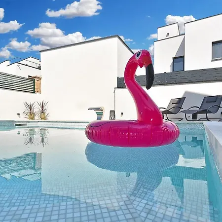 Вилла Jlo 2 Mit 4 E-bikes Перой