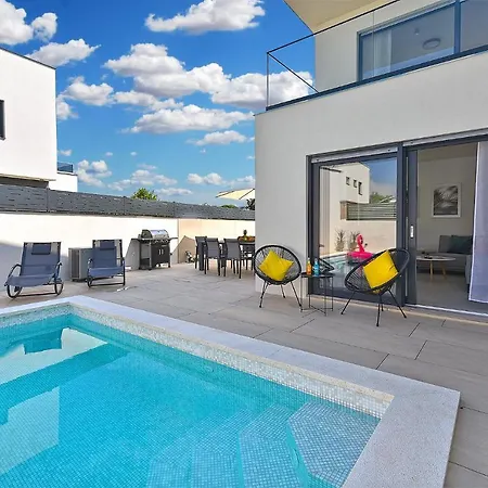 Jlo 2 Mit 4 E-bikes Перой