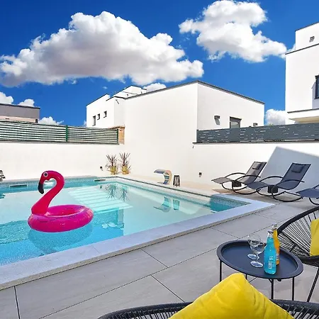 Jlo 2 Mit 4 E-bikes Villa Peroj