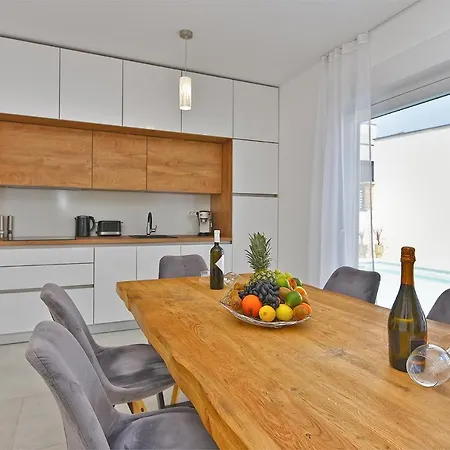 Вилла Jlo 2 Mit 4 E-bikes Перой