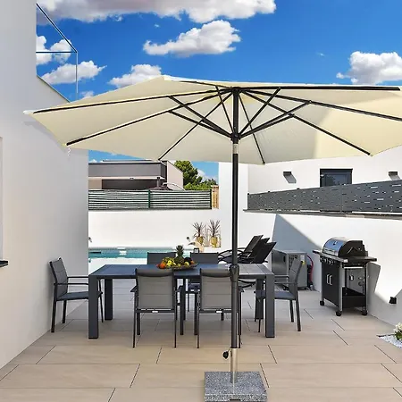 Jlo 2 Mit 4 E-bikes Villa *