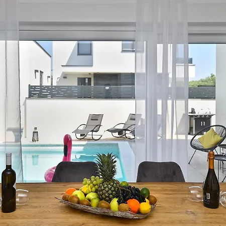 Jlo 2 Mit 4 E-bikes Villa