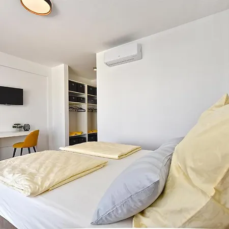 Jlo 2 Mit 4 E-bikes Вилла Перой