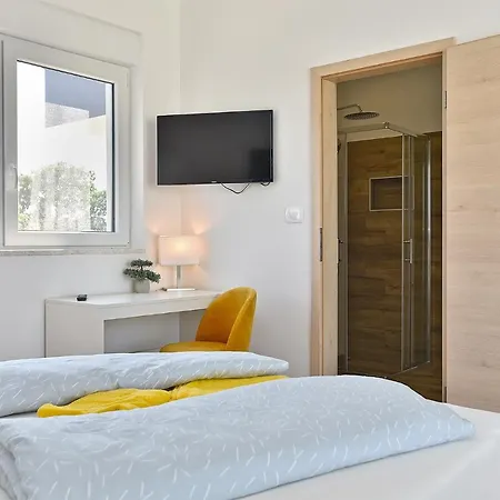 Jlo 2 Mit 4 E-bikes Перой