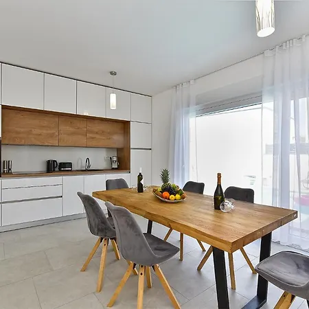 Jlo 2 Mit 4 E-bikes Вилла