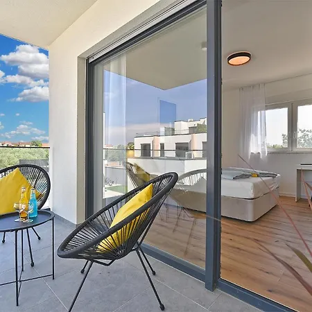 Jlo 2 Mit 4 E-bikes Вилла Перой