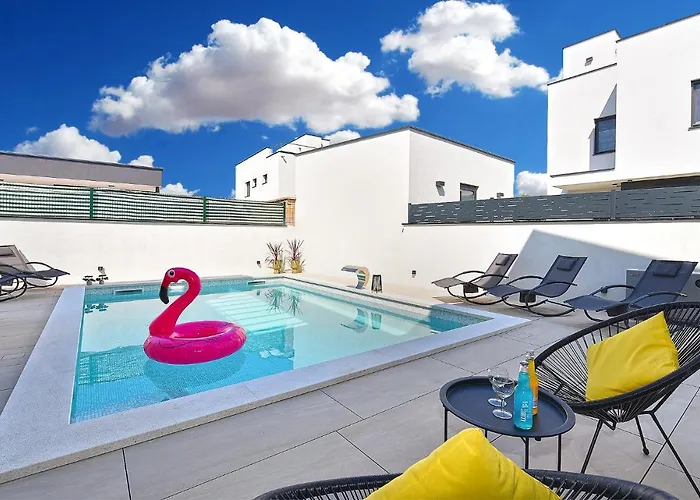 Jlo 2 Mit 4 E-bikes 빌라 페로이