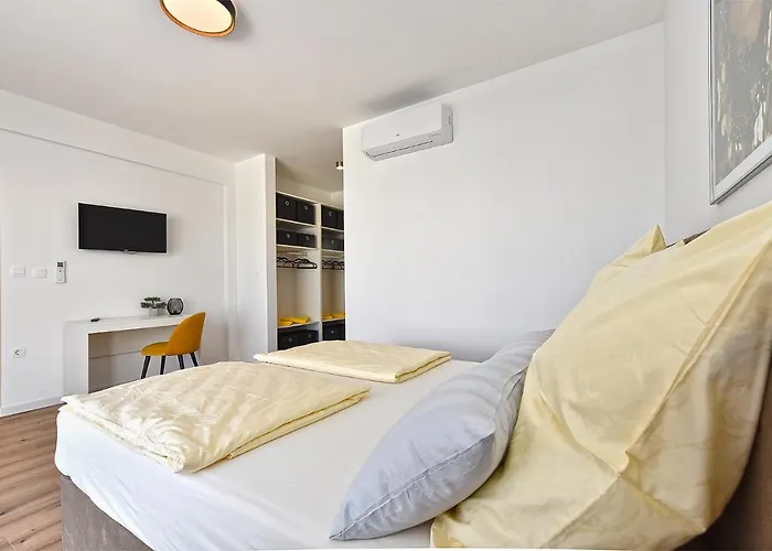 Jlo 2 Mit 4 E-bikes 빌라 페로이