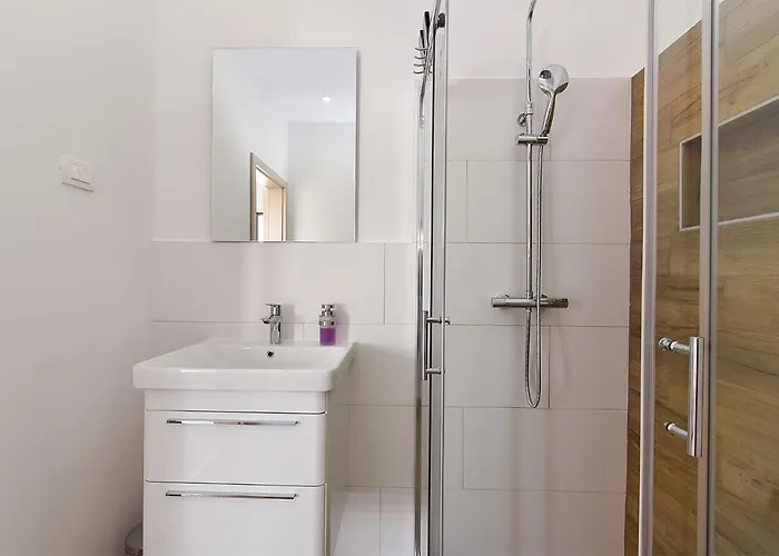 Jlo 2 Mit 4 E-bikes 빌라 페로이