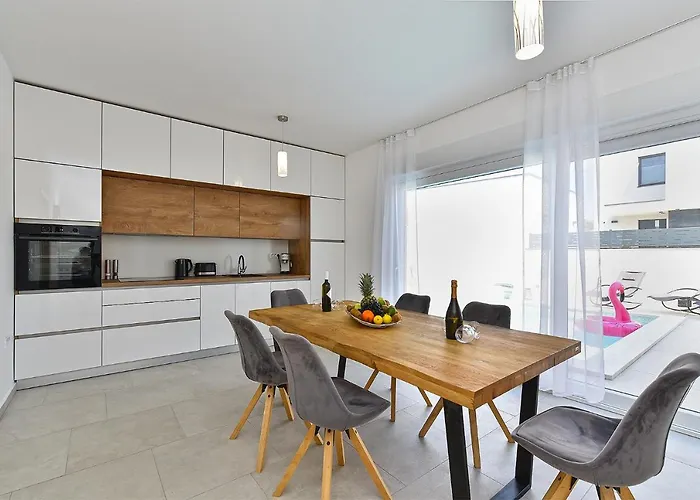 Jlo 2 Mit 4 E-bikes 빌라