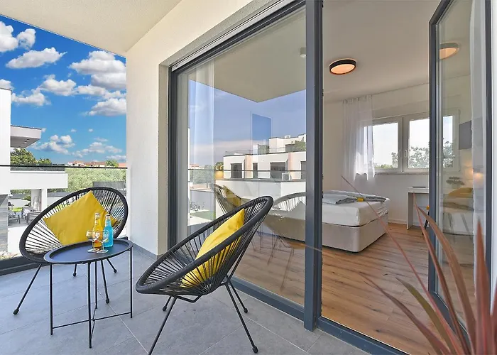 Jlo 2 Mit 4 E-bikes 빌라 페로이