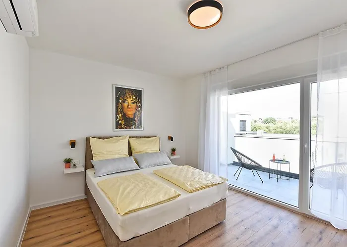 Jlo 2 Mit 4 E-bikes 빌라 페로이